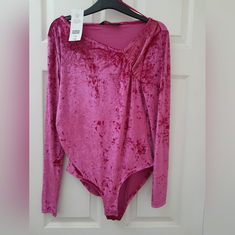 Long sleeve hot pink crushed velvet bodysuit size 10 NWT - Picture 1 of 4